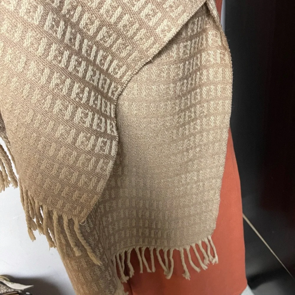 100% Authentic FENDI TAN WOOL SCARF - Picture 8 of 9